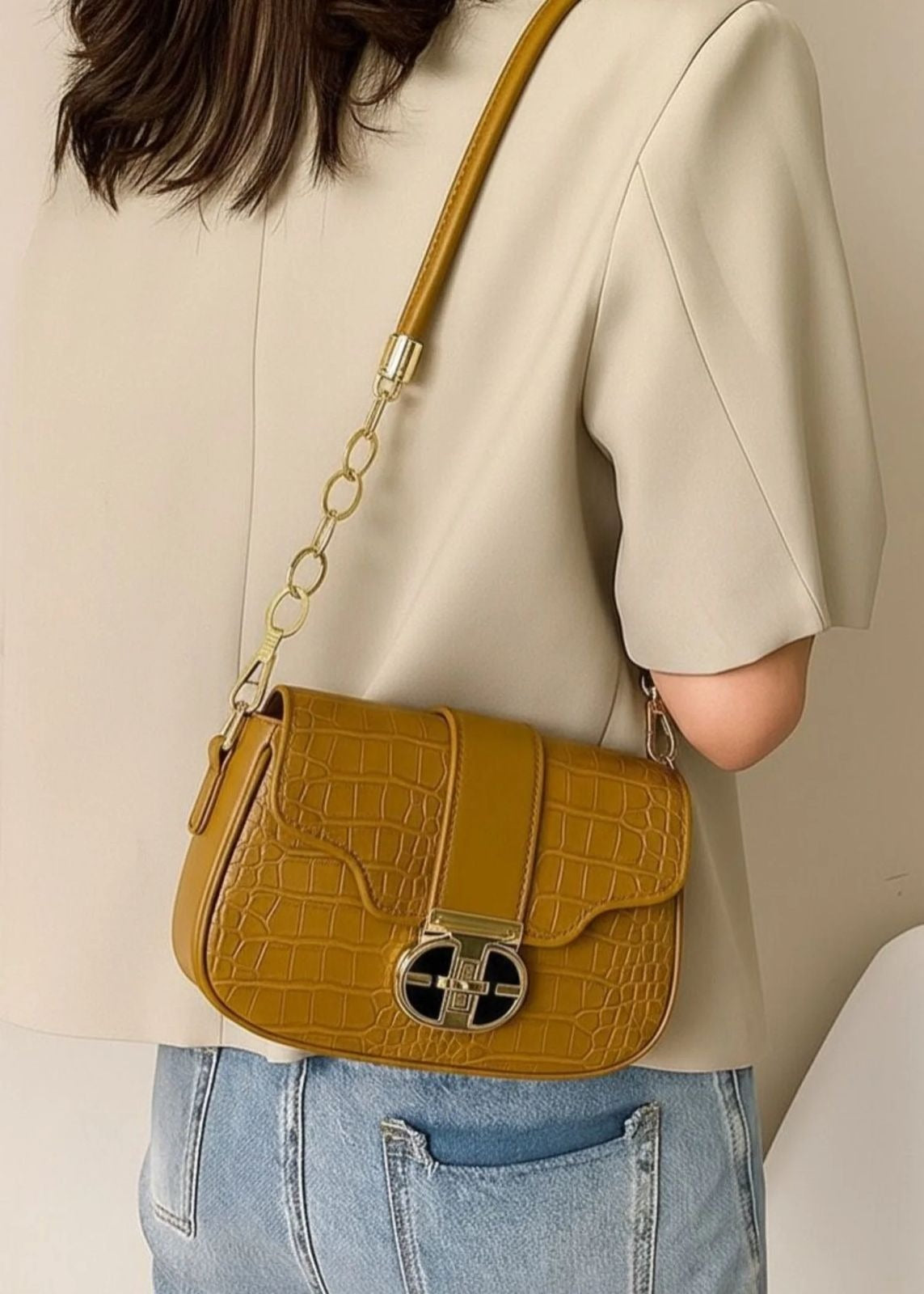 Structured Croc-Embossed Faux Leather Shoulder Bag with Gold-Tone Chain Accent and Geometric Clasp ( black )