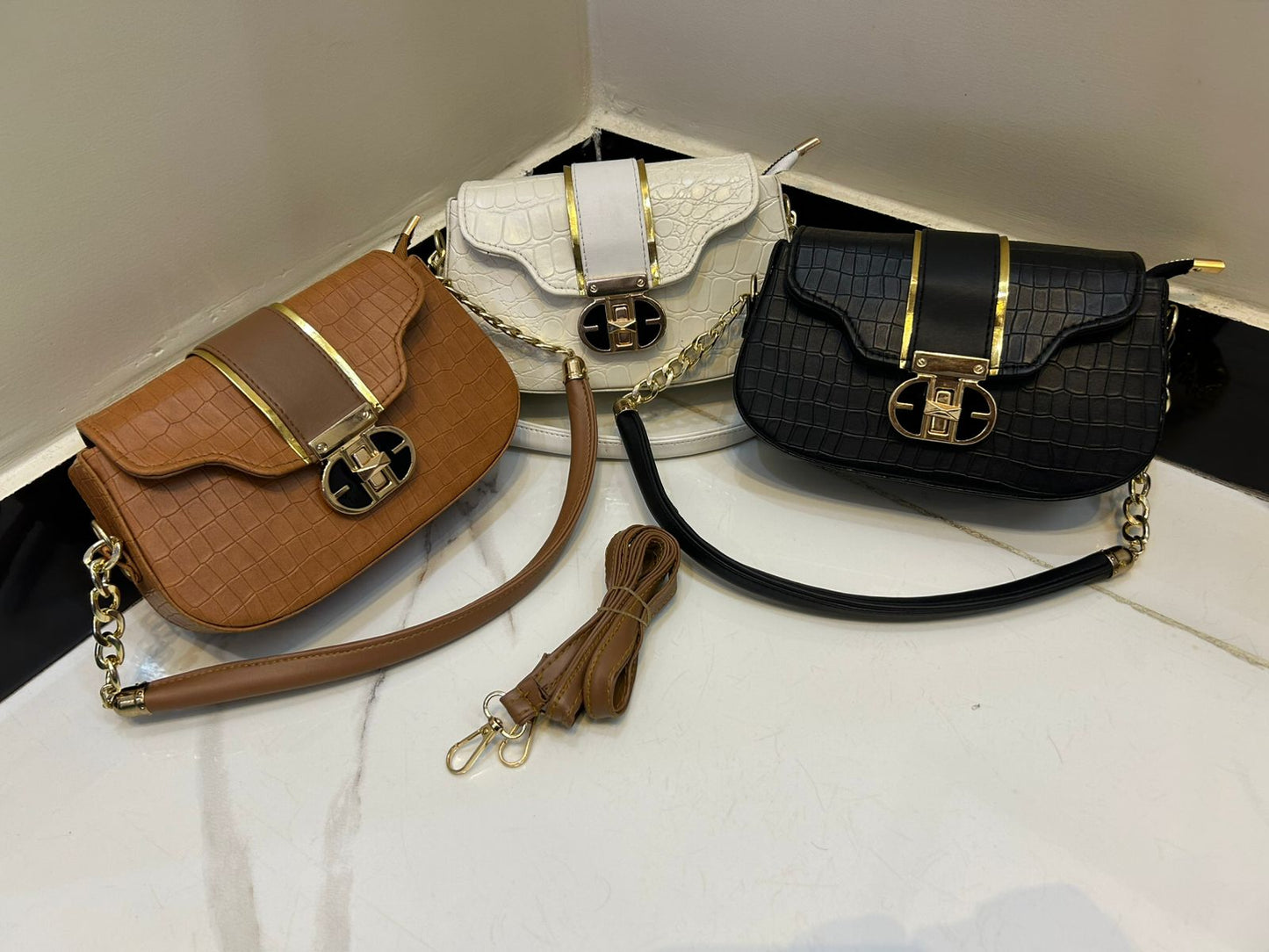 Structured Croc-Embossed Faux Leather Shoulder Bag with Gold-Tone Chain Accent and Geometric Clasp ( black )