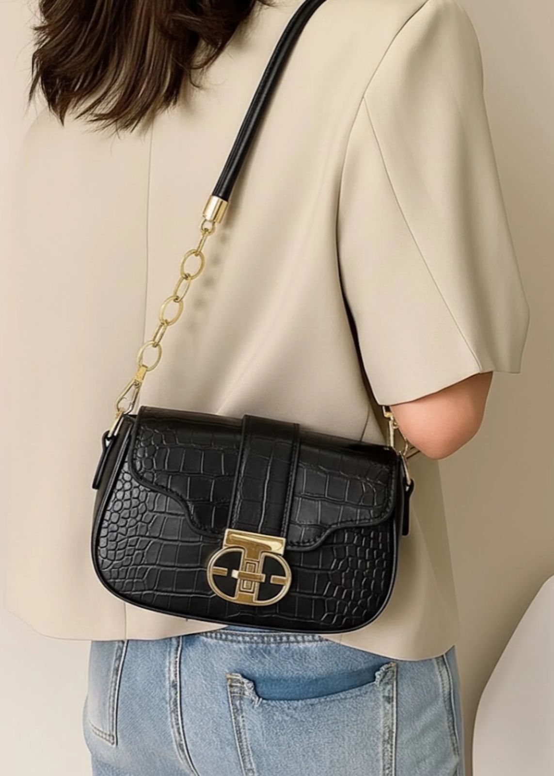 Structured Croc-Embossed Faux Leather Shoulder Bag with Gold-Tone Chain Accent and Geometric Clasp ( black )